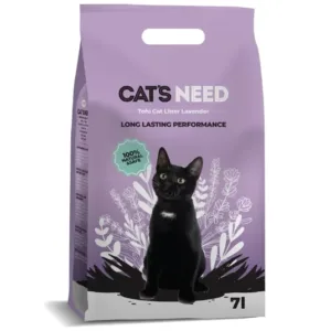 Cat's Need Tofu posip za mačke 7L Prirodni grudvajući tofu posip za mačji toalet Cat's Need Tofu posip za mačke 7L je ekološki prihvatljiv, grudvajući posip napravljen od prirodnih biljnih sastojaka poput soje i biljnih vlakana. Zahvaljujući visokoj moći upijanja, brzo formira čvrste grudve koje omogućavaju jednostavno čišćenje i održavanje higijene mačjeg toaleta. Dostupan je u više varijanti mirisa, uključujući lavandu i breskvu. Prednosti Cat's Need Tofu posipa Prirodan i biorazgradiv sastav Brzo formira čvrste grudve Efikasno upija tečnost i neprijatne mirise Niska prašnjavost tokom korišćenja Ne lepi se za šape u velikoj meri Lagan za nošenje i rukovanje Može se odlagati u manjim količinama u WC šolju (u skladu sa lokalnim preporukama) Pogodan za mačke svih uzrasta Prirodna kontrola mirisa Tofu posipi su poznati po dobroj kontroli neprijatnih mirisa zahvaljujući prirodnoj apsorpciji vlage i mirisa. Iskustva vlasnika mačaka pokazuju da kvalitetni tofu posipi mogu pružiti odličnu kontrolu mirisa uz manje prašine u odnosu na klasične glinene posipe. Jednostavno održavanje Nakon kontakta sa tečnošću posip formira kompaktne grudve koje se lako uklanjaju lopaticom, dok ostatak posipa ostaje čist i spreman za dalju upotrebu. To doprinosi ekonomičnijoj potrošnji i dužem veku trajanja pakovanja. Tehničke karakteristike Brend: Cat's Need Tip proizvoda: Tofu grudvajući posip za mačke Pakovanje: 7 L Namena: Mačji toaleti Karakteristike: Biorazgradiv, grudvajući, niska prašnjavost Dostupne varijante: Original, lavanda, breskva i druge varijante u zavisnosti od ponude Zašto kupiti u Don't Ker Pet Shop-u? U Don't Ker Pet Shop-u pronaći ćete kvalitetne posipe za mačke koji obezbeđuju maksimalnu higijenu i udobnost za vašeg ljubimca. Garantujemo originalne proizvode, brzu isporuku i odličan odnos cene i kvaliteta. Cat's Need Tofu posip za mačke 7L je odličan izbor za vlasnike koji traže prirodan, efikasan i ekološki prihvatljiv posip sa odličnom moći grudvanja i kontrolom neprijatnih mirisa