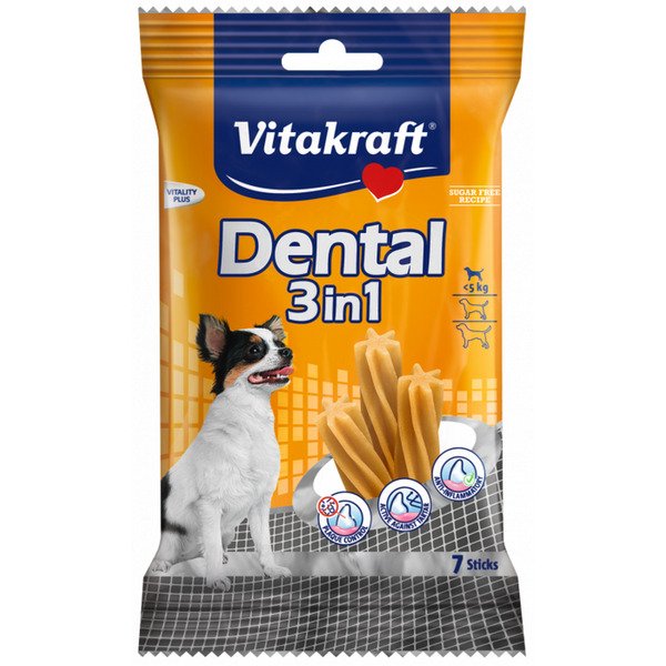 Vitakraft Dental 3u1 XS 7 kom Vitakraft Dental 3u1 XS 7 kom – dentalna poslastica za male pse Vitakraft Dental 3u1 XS 7 kom je dopunska dentalna poslastica namenjena psima malih rasa do 5kg, razvijena za svakodnevnu podršku zdravlju zuba i desni. Zahvaljujući posebnoj 3u1 kombinaciji aktivnih sastojaka – Stay Clean™, pirofosfatima i cinku – pomaže u smanjenju stvaranja zubnog plaka, usporavanju nastanka kamenca i održavanju zdrave usne duplje. Poseban zvezdasti oblik i elastična tekstura omogućavaju mehaničko čišćenje zuba tokom žvakanja, dok ukusna receptura podstiče psa na redovno korišćenje. Bez dodatog šećera i bez veštačkih boja i aroma. Sastav: Žitarice (pšenica, pirinač), proizvodi biljnog porekla (uključujući kukuruz i krompir), meso i proizvodi životinjskog porekla (živina), ulja i masti, minerali (3000mg/kg tetranatrijum difosfata). Analitički sastav: Proteini 7%, masti 3%, sirova vlakna 1%, sirovi pepeo 2%, vlaga 20%. Dodaci: vitamin C 440mg/kg, cink 230mg/kg. Način upotrebe: Namenjeno psima idealne telesne mase do 5kg. Davati 1 štapić dnevno kao dopunu redovnoj ishrani. Količinu prilagoditi uzrastu, aktivnosti i kondiciji psa. Uvek obezbediti dovoljno sveže vode za piće. Don't Ker preporuka: Vitakraft Dental 3u1 XS 7 kom je odličan izbor za male pse kojima je potrebna svakodnevna podrška oralnoj higijeni. Praktični štapići sa posebnom teksturom pomažu u uklanjanju naslaga tokom žvakanja, a ukusna formula čini ih idealnom nagradom za vašeg ljubimca.