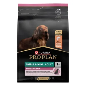 Pro Plan Adult Small&Mini Sensitive skin Losos **Pro Plan Adult Small&Mini Sensitive skin Losos** je kompletna suva hrana namenjena odraslim psima malih i mini rasa, telesne težine do 10 kg, posebno onima koji imaju osetljivu kožu. Formula je razvijena sa visokokvalitetnim lososom kao odabranim izvorom proteina i kombinacijom hranljivih materija koje pružaju podršku zdravlju kože, kvalitetu dlake i svakodnevnoj kondiciji psa. ### Podrška osetljivoj koži i dlaci Pro Plan Adult Small&Mini Sensitive skin Losos koristi **OptiDerma** formulu, posebnu kombinaciju hranljivih materija namenjenu psima sa osetljivom kožom. Losos obezbeđuje kvalitetne proteine, dok riblje ulje predstavlja izvor omega-3 masnih kiselina koje doprinose održavanju zdrave kože i sjajne dlake. Formula je napravljena **bez pšenice**, a odabrani izvori proteina mogu biti koristan izbor za pse kod kojih je potrebno obratiti posebnu pažnju na ishranu zbog osetljive kože. ### Losos kao izvor proteina Losos je jedan od glavnih sastojaka formule i predstavlja izvor visokokvalitetnih životinjskih proteina. Uz dehidrirane proteine lososa i riblje ulje, hrana obezbeđuje nutrijente koji podržavaju održavanje mišićne mase, kože i dlake odraslog psa. ### Prilagođena malim i mini rasama Granule su prilagođene veličini vilice malih i veoma malih pasa, što olakšava uzimanje i žvakanje hrane. Formula je namenjena odraslim psima težine **1–10 kg**. ### Sastav Losos (14%), pirinač (14%), dehidrirani proteini lososa, kukuruzno glutensko brašno, kukuruzni griz, kukuruzni skrob, životinjska mast, kukuruz, sojino brašno, sušeno jaje, sušena pulpa repe, minerali, sušeni koren cikorije, riblje ulje, hidrolizat životinjskog porekla, kvasci, sojino ulje. ### Analitički sastav * Sirovi proteini: **27%** * Sirove masti: **17%** * Sirovi pepeo: **7%** * Sirova vlakna: **2,5%** ### Za koje pse je namenjena? **Pro Plan Adult Small&Mini Sensitive skin Losos** namenjena je odraslim psima malih i mini rasa, težine od 1 do 10 kg. Posebno je pogodna za pse kojima je potrebna dodatna nutritivna podrška za osetljivu kožu i zdravu, sjajnu dlaku. Preporučena dnevna količina zavisi od telesne težine i nivoa aktivnosti psa. Za pse od 1 do 5 kg preporučuje se približno **35–110 g dnevno**, dok je za pse od 5 do 10 kg oko **110–175 g dnevno** kod manje aktivnih pasa. Aktivnijim psima potrebna je nešto veća količina. ### Don’t Ker preporuka Ako imate malog psa sa **osetljivom kožom**, sklonošću ka iritacijama ili želite da podržite kvalitet njegove dlake kroz svakodnevnu ishranu, **Pro Plan Adult Small&Mini Sensitive skin Losos** je odličan izbor. Losos kao izvor proteina, omega-3 masne kiseline iz ribljeg ulja i OptiDerma formula pružaju ciljanu nutritivnu podršku koži i dlaci, dok su granule prilagođene potrebama malih i mini rasa.